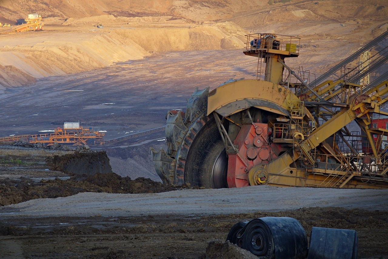Mining excavator in open-pit mine - TrueRC antenna solutions
